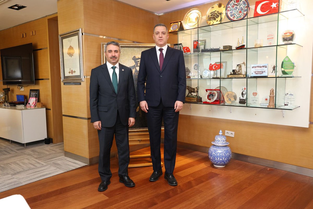 📍 Türkiye Barolar Birliği

Türkiye Barolar Birliği Başkanı Erinç Sağkan’ı ziyaret ederek, adalet sistemimizin temel unsurlarından biri olan avukatlarımızın mesleki faaliyetlerini kolaylaştırmaya, avukatlık mesleğini daha da güçlendirmeye yönelik çalışmalar ile birlikte, TBMM