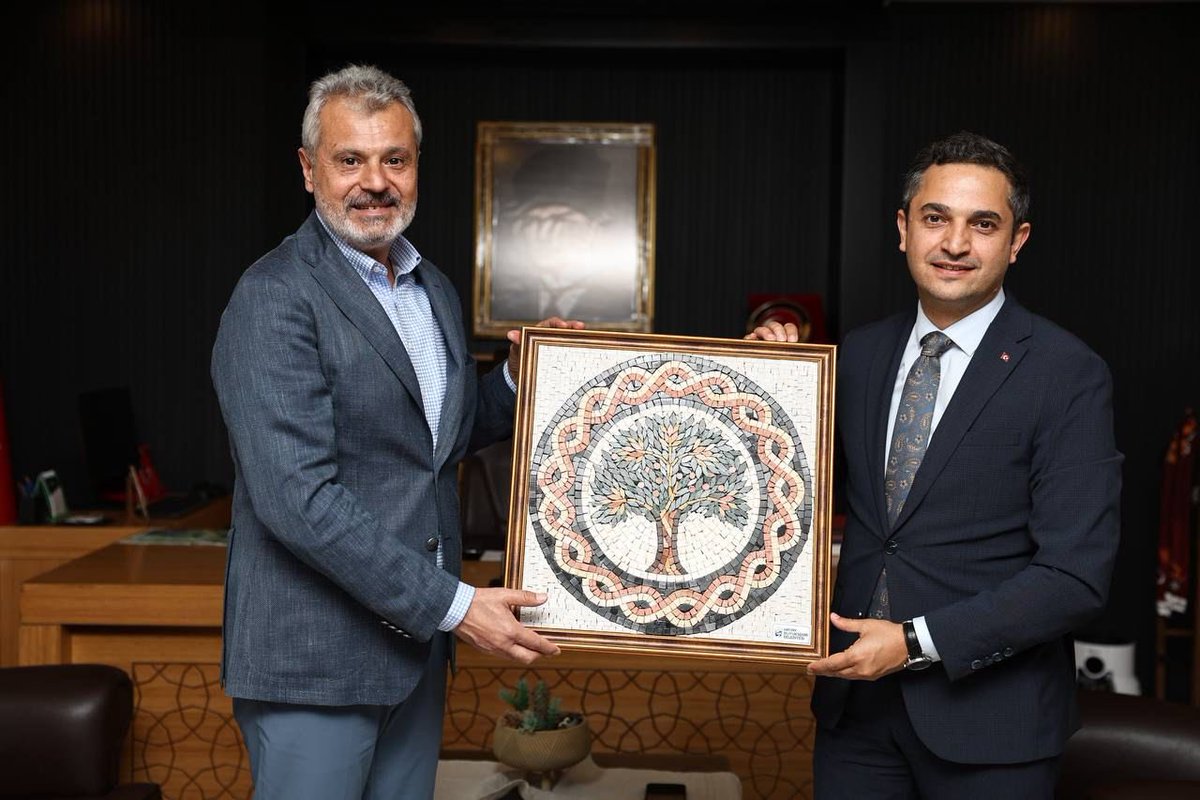 mehmetonturktr's tweet photo. Defne Kaymakamımız Sn. Oğuz Cem Murat’ı ziyaret ettim.

İlçemizde devam eden projelerimizi, yapacağımız yeni hizmetleri konuştuk.

Hatay’ımız için birlik beraberlik içinde, omuz omuza çalışmayı sürdüreceğiz. https://t.co/AaH6xM2i4i