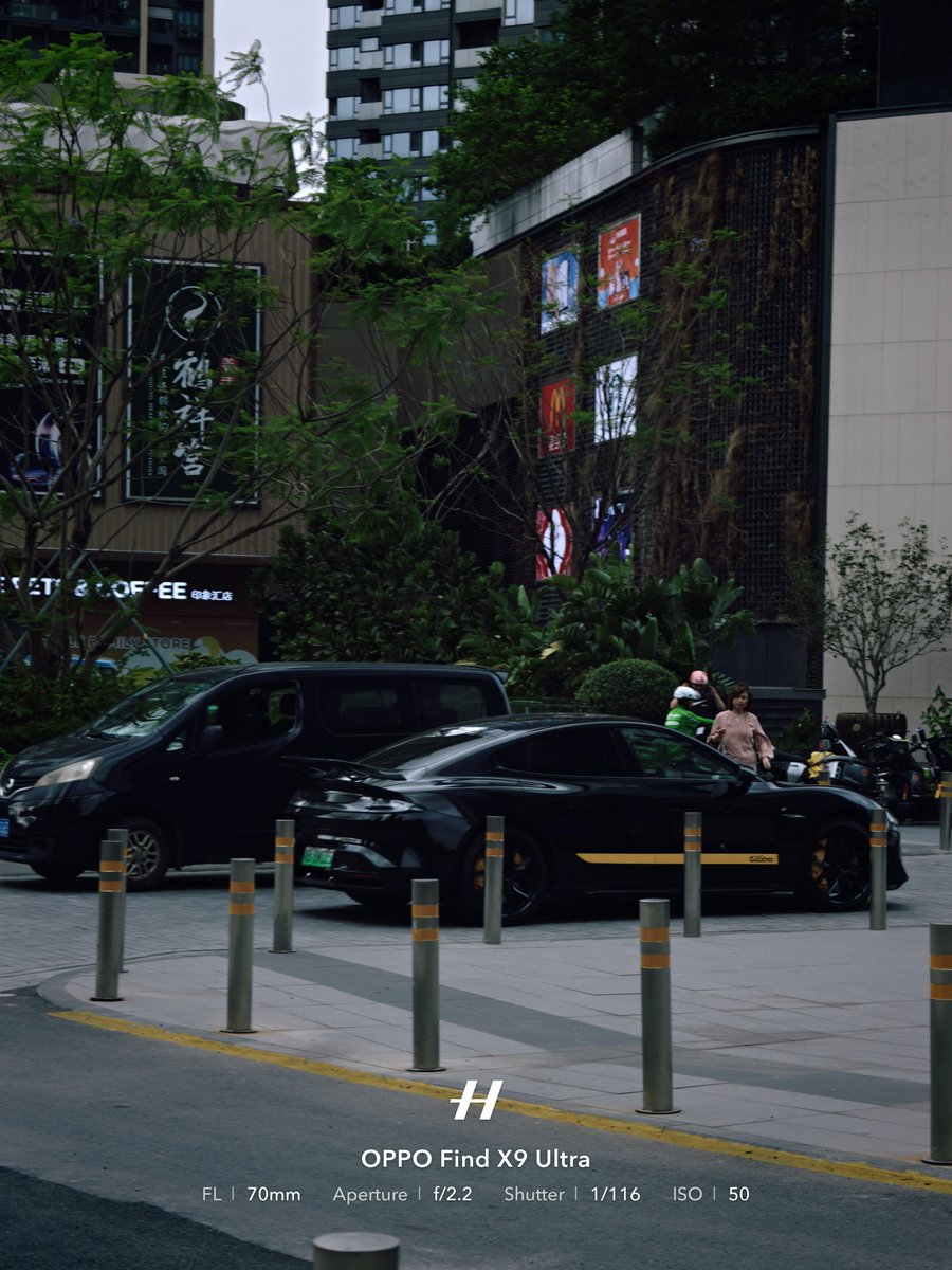 Frankforphones's tweet image. Oppo Find X9 Ultra 10x is fun!

Yes other phones zoom to that by crop but it's different 💯😍

Something for @behnke_lars
I do believe that's a Xiaomi in front 🤣

#oppofindx9ultra @oppo @OPPOIndia @OPPOJapan
#streetphotography #shotonsnapdragon