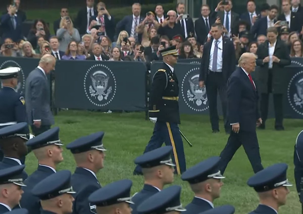 I am pleased to inform you that he walks a mile ahead of the King at home too 🇺🇸