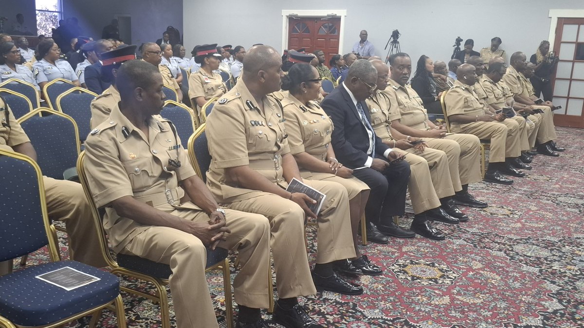 blocalnews's tweet image. RBPF Officers Introduced to the Sunflower Lanyard Program
#RBDF #officers #bahamas #bahamasnews
bahamaslocal.com/newsitem/34572…
