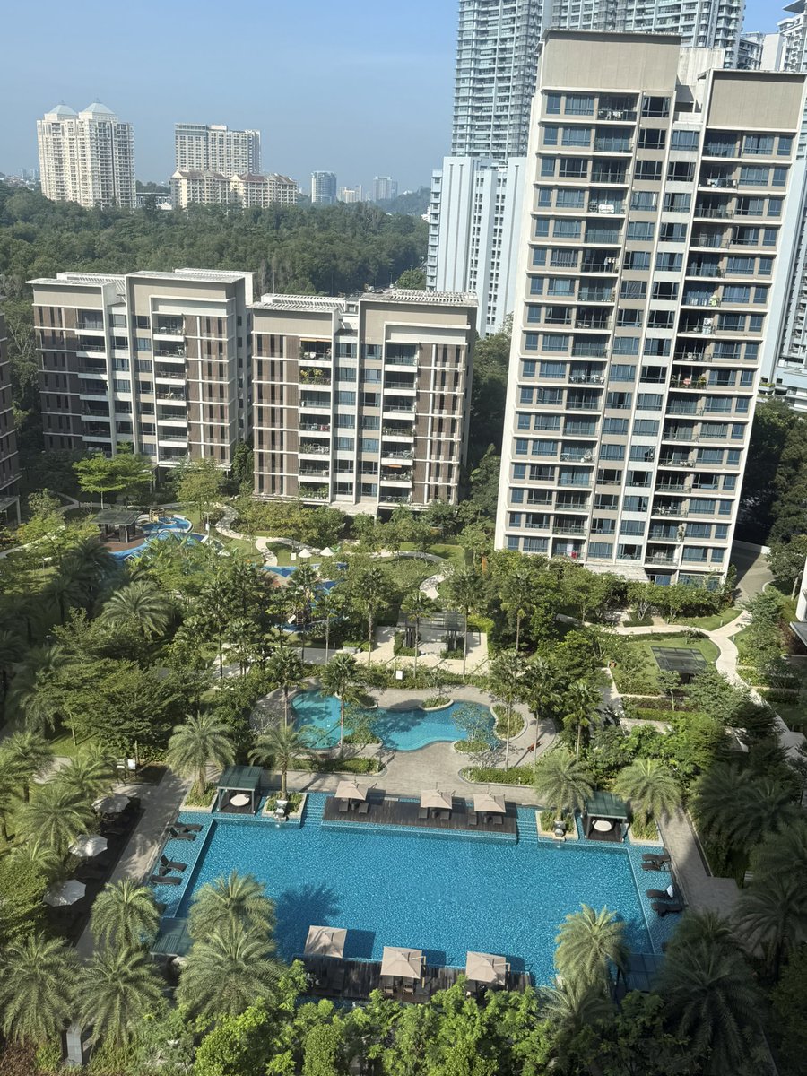 mariefujiwara's tweet image. 今日も常夏、マレーシア🇲🇾
新規プロジェクトの企画書を無事に提出してジムへ。

腕のトレーニングをやり過ぎて
お箸すら重く感じる💦

#malaysia