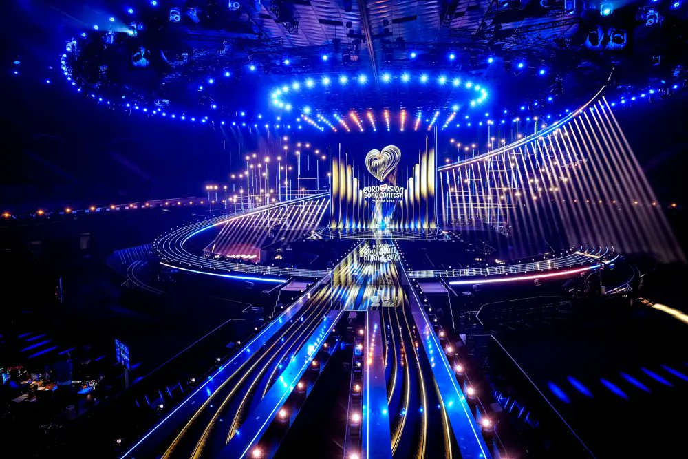EvrovizijaCom's tweet image. Evrovizijski oder je nared. ❤️ Prvič v zgodovini: filmski videz skozi 35 različnih zgodb. 📽️ Kako vam je všeč oder / #stage za #ESC2026? (Foto: ORF/Roman Zach-Kiesling)👇