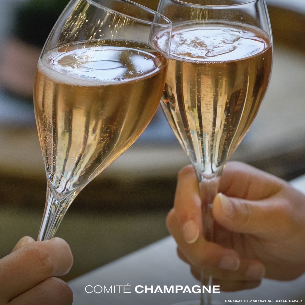ChampagneBureau's tweet photo. Warm hands can alter Champagne’s aromas 🍾
Hold your glass by the stem 🥂 https://t.co/maw2ZQIqXY