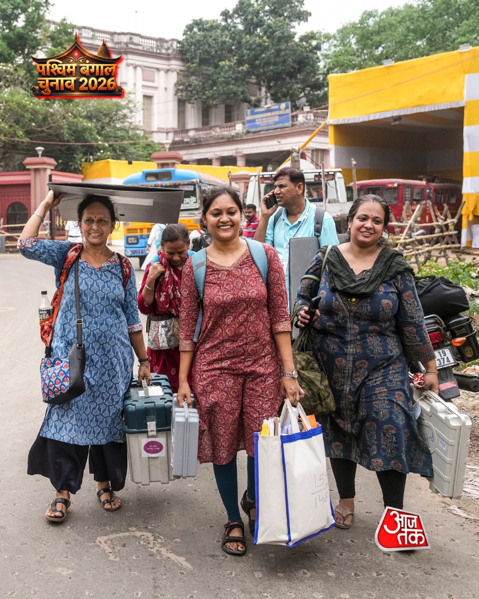 aajtak's tweet image. पश्चिम बंगाल विधानसभा चुनाव के दूसरे चरण के मतदान के लिए ईवीएम (इलेक्ट्रॉनिक वोटिंग मशीन) और वीवीपैट (वोटर वेरिफिएबल पेपर ऑडिट ट्रेल) यूनिट्स प्राप्त करने के बाद अधिकारी अपने-अपने मतदान केंद्रों के लिए रवाना हुए

#WestBengalElections #Phase2Voting #Kolkata #EVM #VVPAT