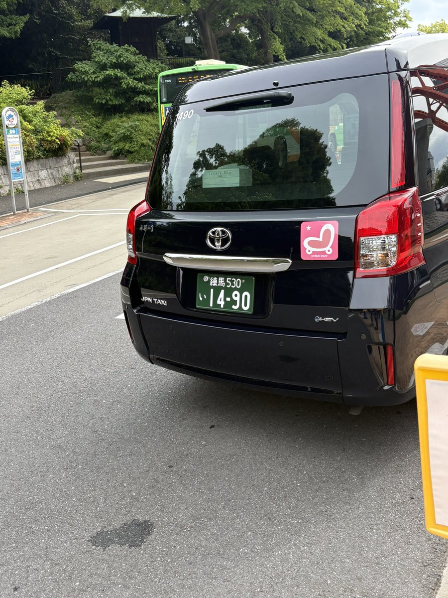 __tora__3's tweet photo. 東京タワー近辺で堂々と法律を犯して、路上喫煙し続けているタクシー運転手

迷惑をかけてる意識はないのかしら？
会社は社員を注意しないの？

#港区 #東京タワー #禁煙 #グリーンキャブ https://t.co/Q85PhrpYUI