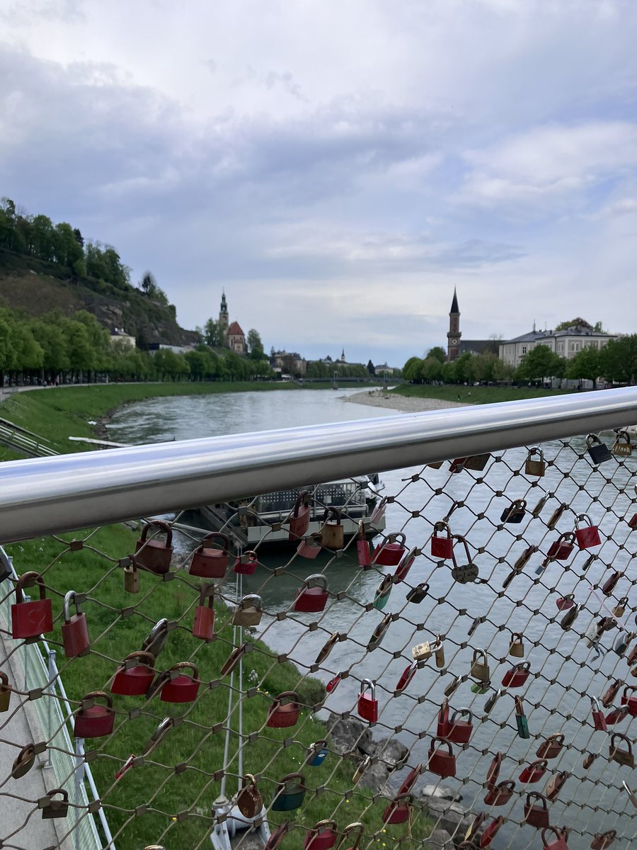 kaffee_jause's tweet image. 前より鍵が減ってるって事は、取ってるって事なんだろうけど、どうやってんの？
一旦、網部分を全部剥がすのかなぁ

2026.4.19
#austria #Salzburg #ザルツブルク