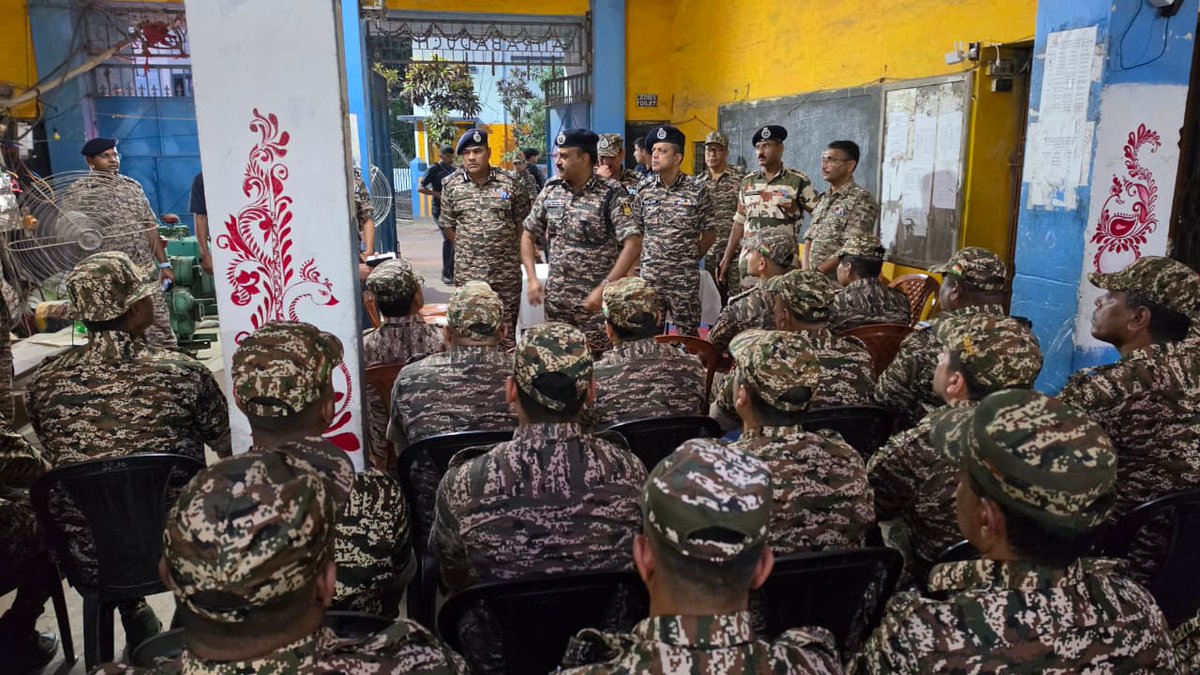 crpfindia's tweet image. DG #CRPF Shri G. P. Singh, IPS, visited D/36, Adhoc 353 based at Kamrabad, Narendrapur. He personally interacted with the troops, boosting morale ahead of Phase 2 polling. 

​The DG’s core message: Ensure a peaceful voting environment and uphold the democratic process by strictly