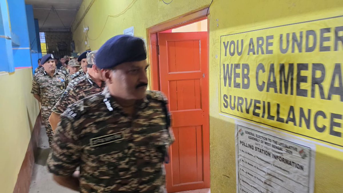 crpfindia's tweet image. DG #CRPF Shri G. P. Singh, IPS, visited D/36, Adhoc 353 based at Kamrabad, Narendrapur. He personally interacted with the troops, boosting morale ahead of Phase 2 polling. 

​The DG’s core message: Ensure a peaceful voting environment and uphold the democratic process by strictly
