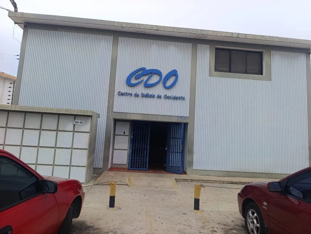 infopublicave's tweet image. 📢En el Centro de Diálisis de Occidente en #Maracaibo apenas hay 4 enfermeras para atender los 3 turnos diarios, de lunes a sábado. Los bajos salarios son la principal causa de renuncia: ganan cerca de 600 bs quincenales. 

📌 @ElPitazoTV