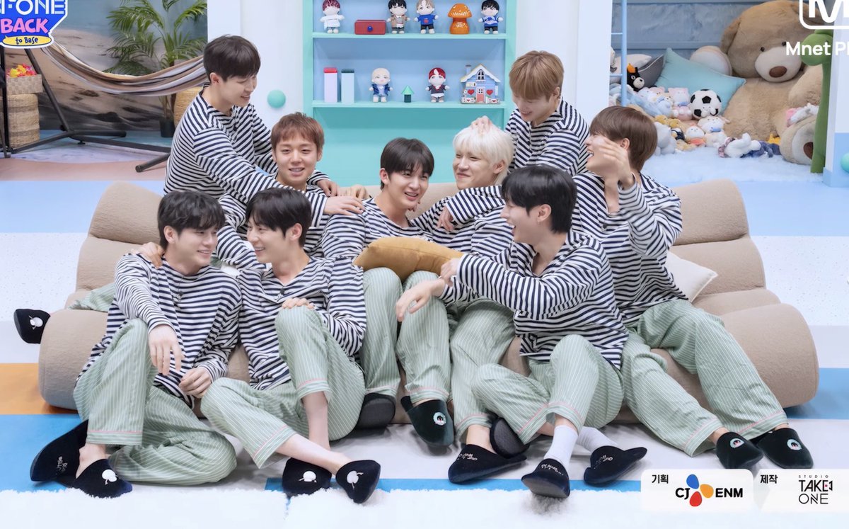hwangsnoona's tweet photo. Bentar… ditahun 2026 ini gue langsung fokus ke satu hal di foto ini... my onghwang 🤧 https://t.co/z8uPOQweIA