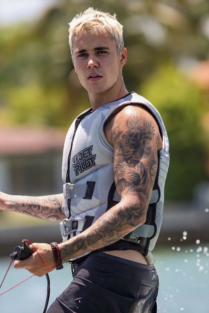 justin bieber gallery tweet media