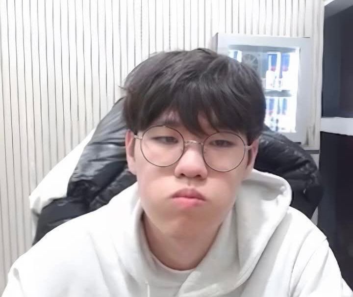 moonjjjunnie's tweet photo. repenting for my thirst tweets last night, here’s cutie oner https://t.co/yZl7JTZL3b
