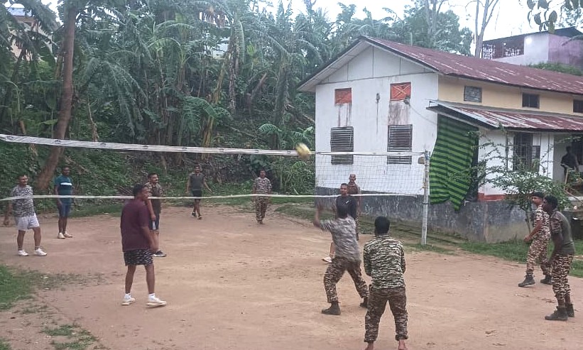 2Diphu's tweet image. After day long  duties,  Jawans of 20 Bn CRPF, Jiribam, Manipur relieve their stress by playing indoor &amp;amp; outdoor games in the evening. Fitness &amp;amp; fun, a winning combo! #CRPF #StressRelief #JawansInAction #FitnessAndFun"