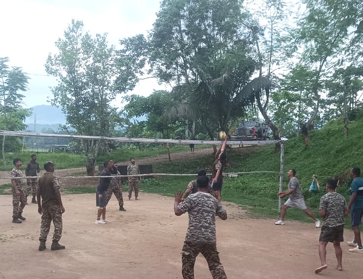 2Diphu's tweet image. After day long  duties,  Jawans of 20 Bn CRPF, Jiribam, Manipur relieve their stress by playing indoor &amp;amp; outdoor games in the evening. Fitness &amp;amp; fun, a winning combo! #CRPF #StressRelief #JawansInAction #FitnessAndFun"