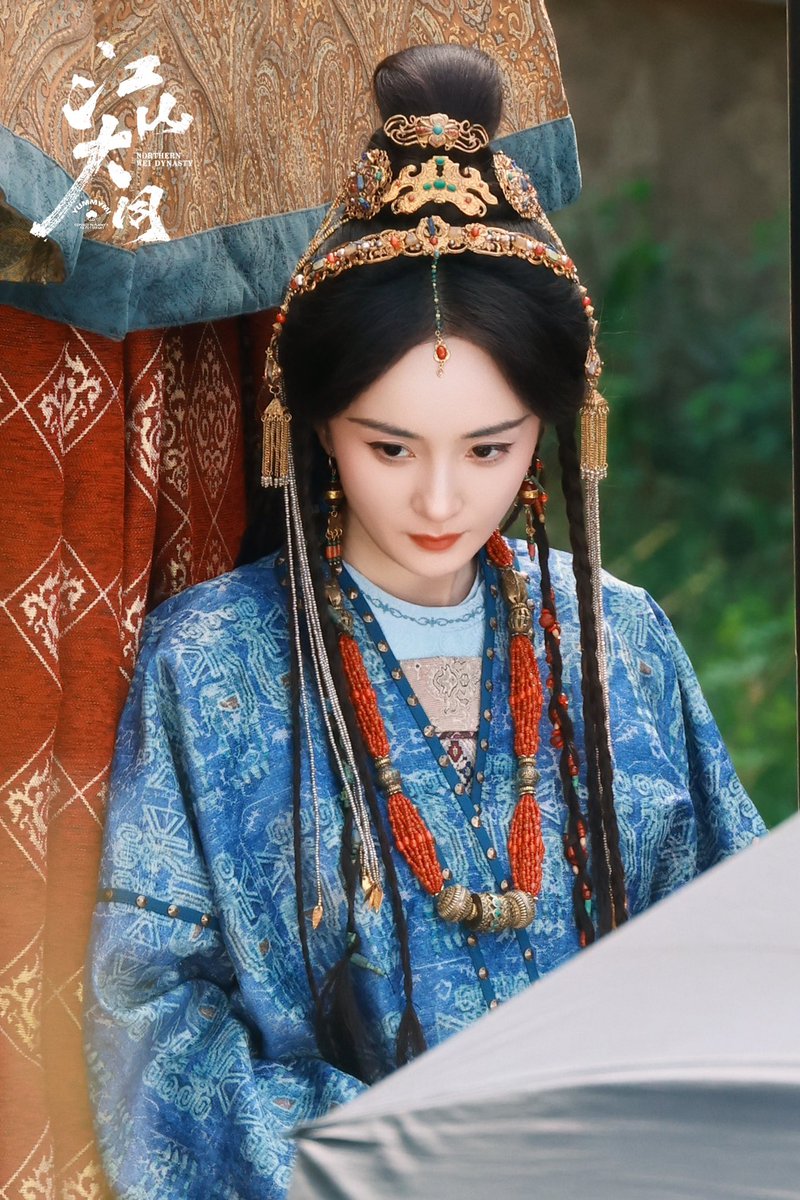 yangmicambodia's tweet photo. "Black hair gathered with a jade hairpin."

📸 | Leaked photos of Yang Mi filming the historical drama 《Northern Wei Dynasty》 | 27.04.2026

#YangMi #杨幂
#江山大同 #NorthernweiDynasty https://t.co/33bFLhKTvB