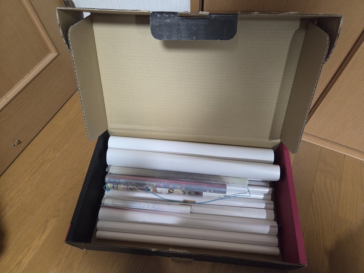 オタクDJの皆様
特典やらで無限に溜まるタペストリーやポスターの保管にはご家庭にあるDJコントローラーの箱が最適です