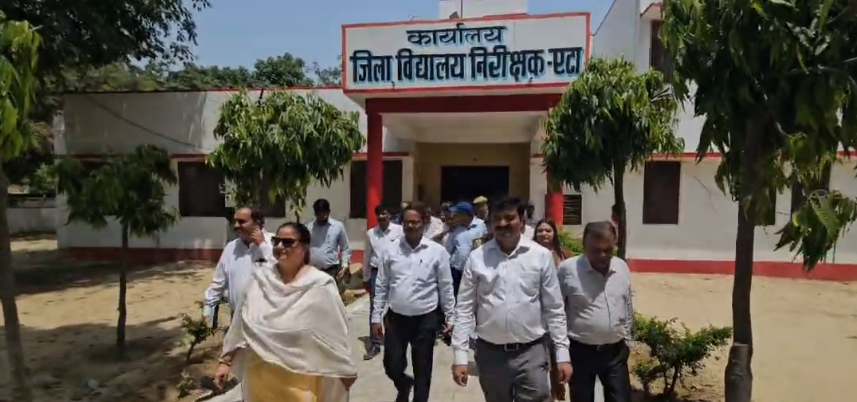 एटा पहुंची अलीगढ़ कमिश्नर संगीता सिंह ने किया GT रोड स्थित कम्युनिटी सेंटर का निरीक्षण,

एटा नगर पालिका द्वारा बनाए जा रहे कम्युनिटी सेंटर पहुंचक़र कमिश्नर संगीता सिंह ने किया निरीक्षण,

कम्युनिटी सेंटर के निर्माण की धीमी रफ्तार होने पर कमिश्नर ने CNDS कंपनी के ठेकेदार को दी