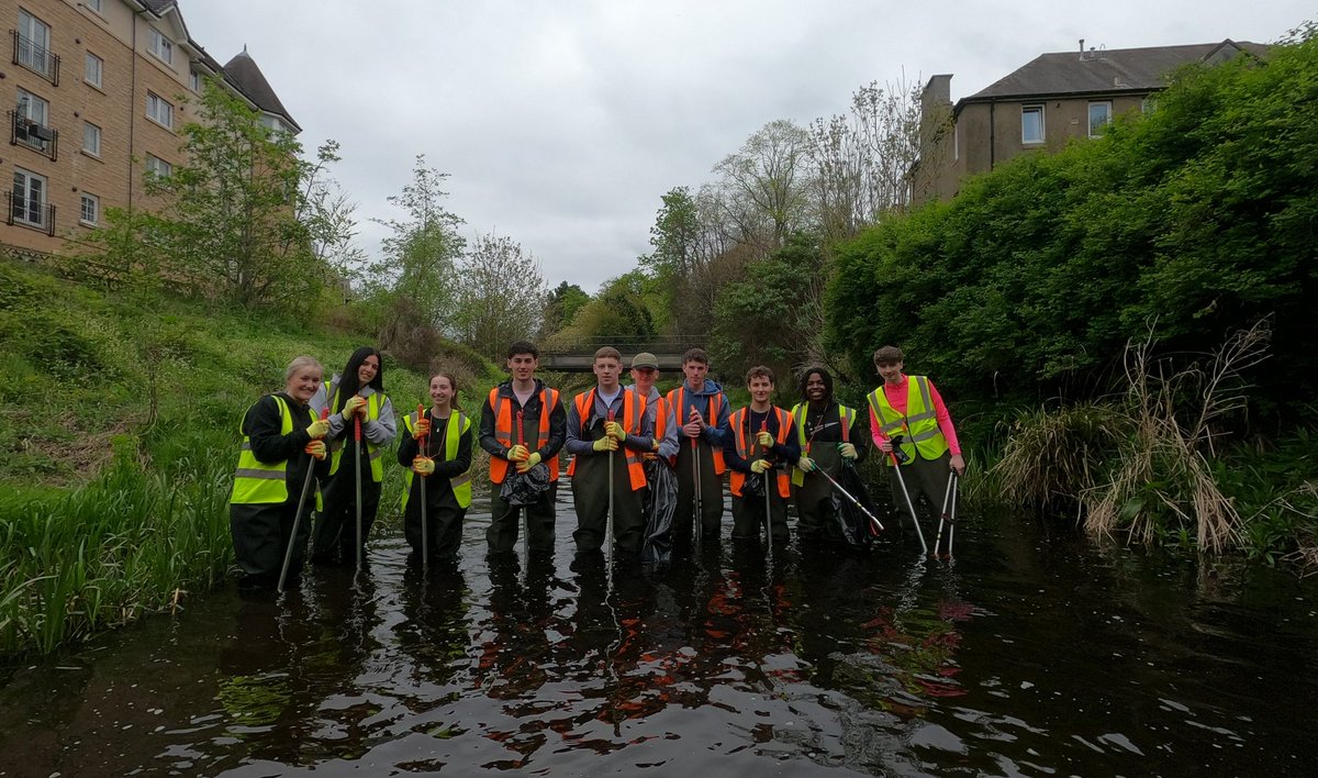 WOLCT's tweet image. On the places you'll go during an apprenticeship with @BaillieGifford.

For this group of 1st years it was into the river at St Marks for a wading clean up in the morning.  Then down to Leith in the afternoon for  a guided walk swapping stories for litter picking duties.
#CSR