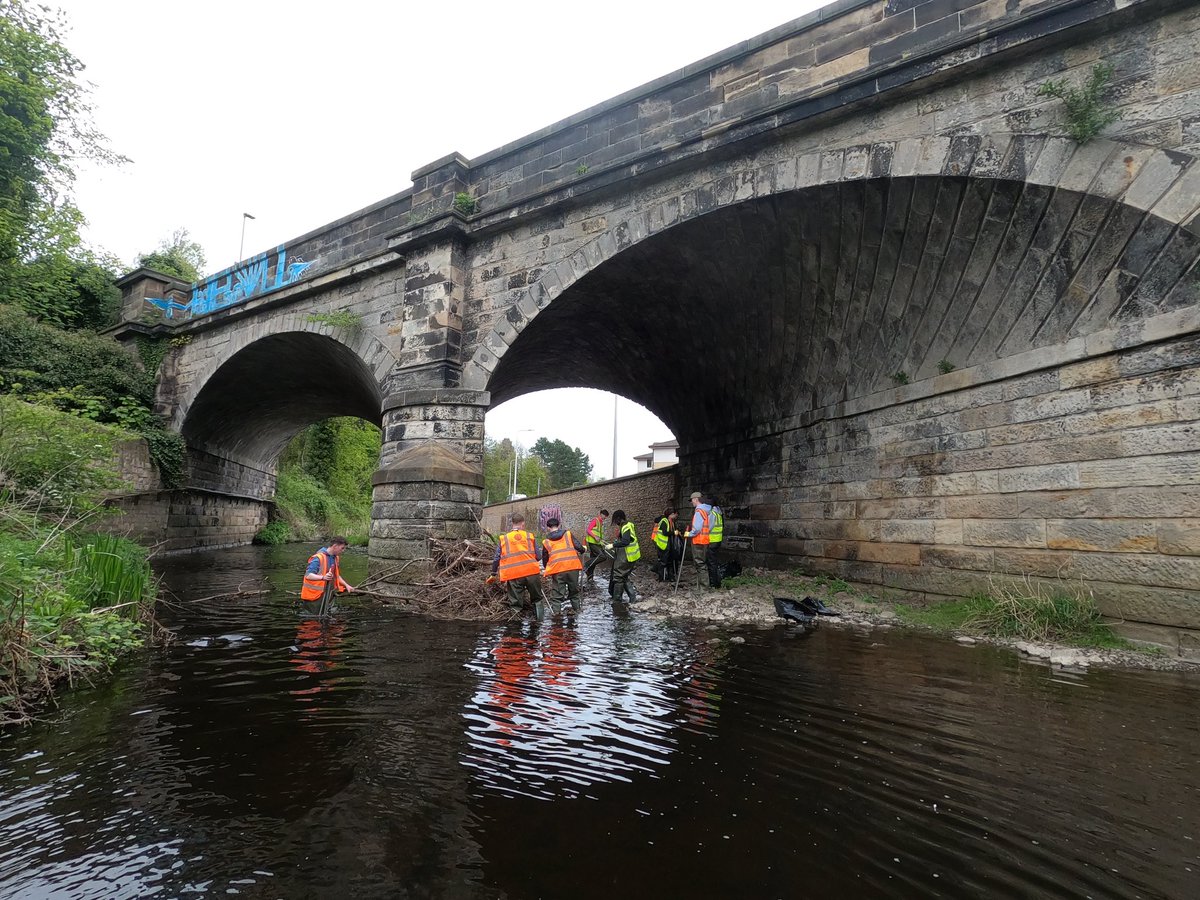 WOLCT's tweet image. On the places you'll go during an apprenticeship with @BaillieGifford.

For this group of 1st years it was into the river at St Marks for a wading clean up in the morning.  Then down to Leith in the afternoon for  a guided walk swapping stories for litter picking duties.
#CSR