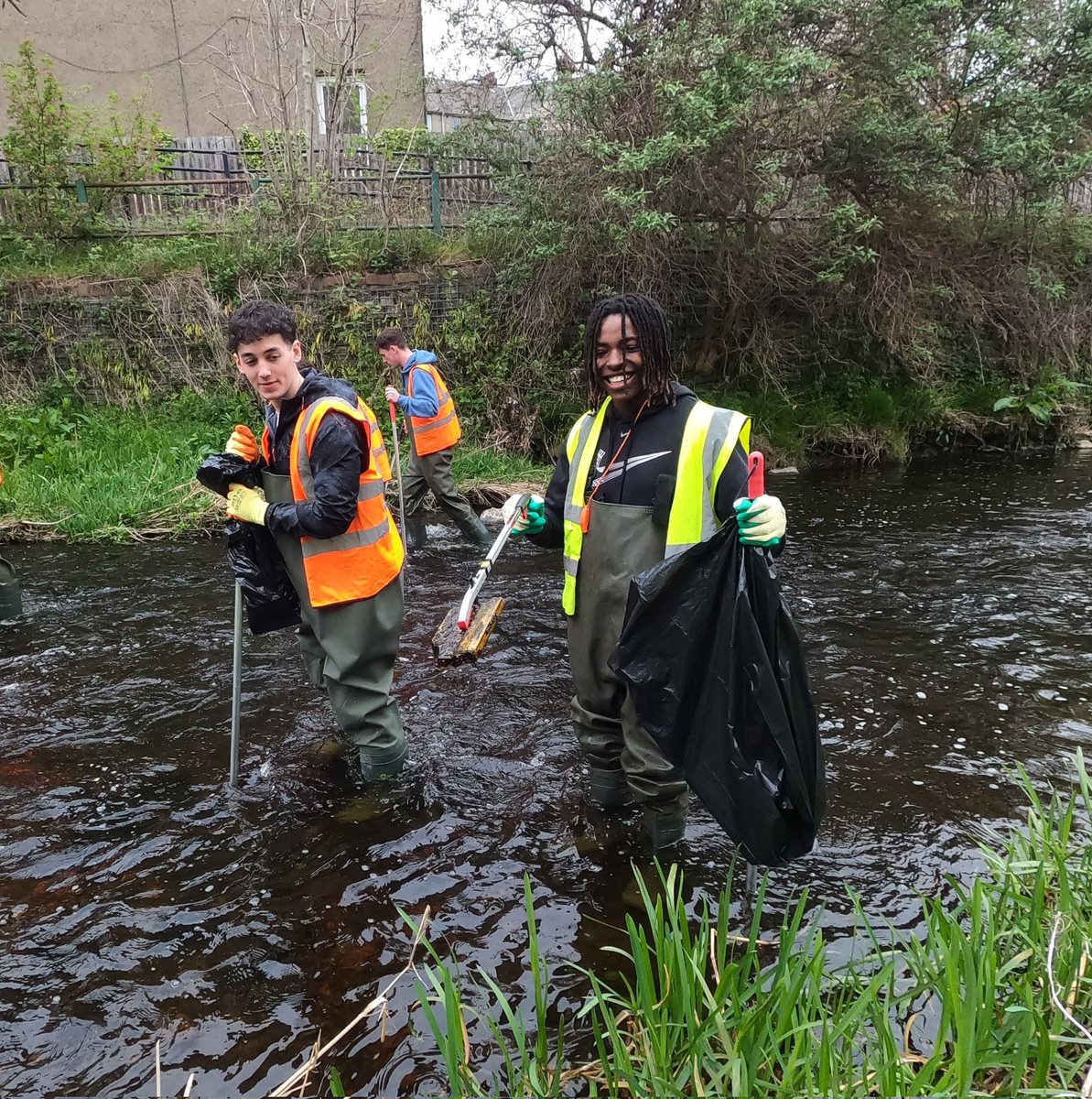WOLCT's tweet image. On the places you'll go during an apprenticeship with @BaillieGifford.

For this group of 1st years it was into the river at St Marks for a wading clean up in the morning.  Then down to Leith in the afternoon for  a guided walk swapping stories for litter picking duties.
#CSR