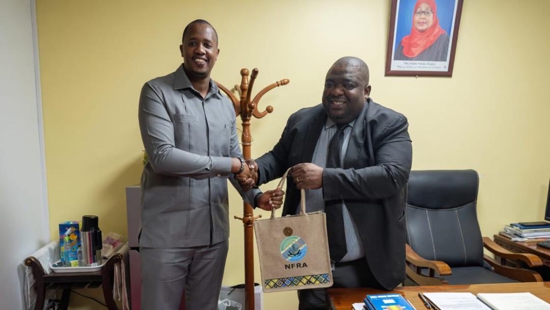 EAX_Exchange's tweet photo. Today, our Ag. CEO, @CKayitakire, paid a courtesy visit to Dr. Andrew M. Komba, CEO of the National Food Reserve Agency (NFRA) Tanzania @TzNfra.

The meeting marked an important step toward strengthening collaboration and exploring strategic opportunities in commodities trading. https://t.co/laYdKFRGX4