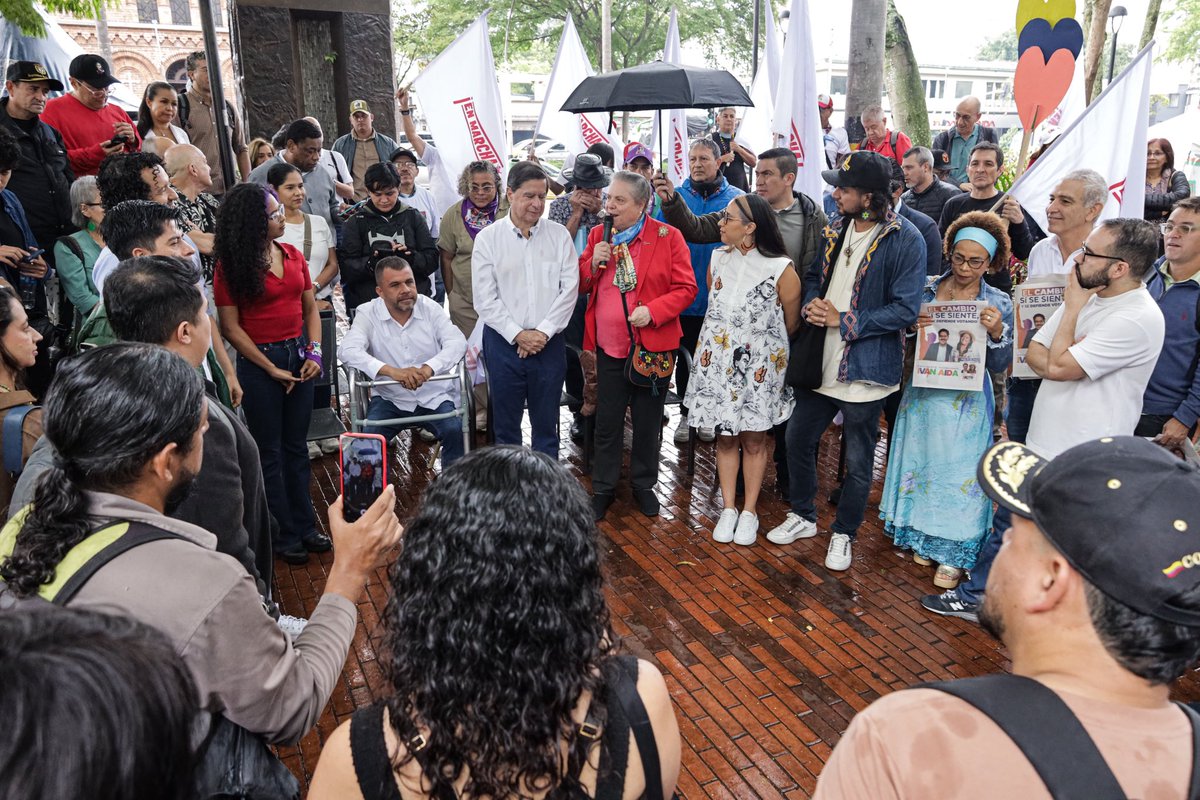 juandavidmuoz22's tweet photo. Acabamos de realizar el lanzamiento oficial de la Alianza por la Vida, junto a nuestras compañeras @ClaraLopezObre , @_luisagiraldo , @Zuluagakame y a nuestros compañeros @tavogarciapi , @ArielAnaliza , @CristoBustos y @DaniloCastriRod 

Aquí se manifiesta la decisión colectiva de seguir construyendo una mayoría amplia, democrática y popular que defienda las transformaciones en curso y haga posible su profundización.

Vamos juntos, de frente y con convicción por el segundo mandato popular.

@IvanCepedaCast @aida_quilcue @jovenesconceped @LeonFredyM