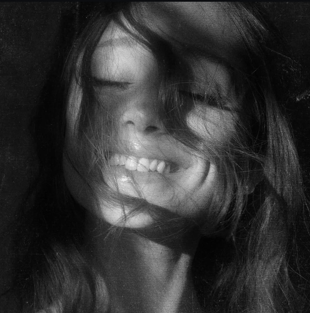 "Petal", o novo álbum de Ariana Grande, terá DOZE músicas.