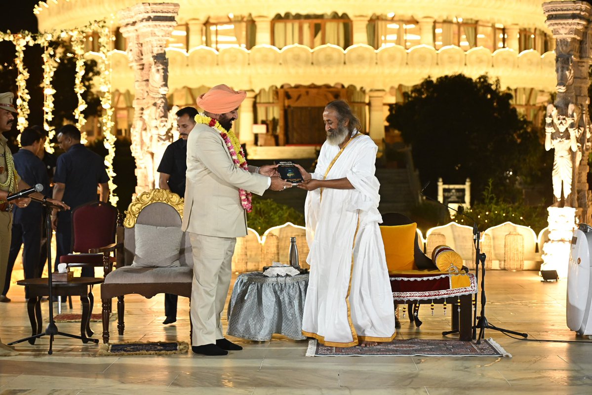 Gurudev Sri Sri Ravi Shankar tweet media