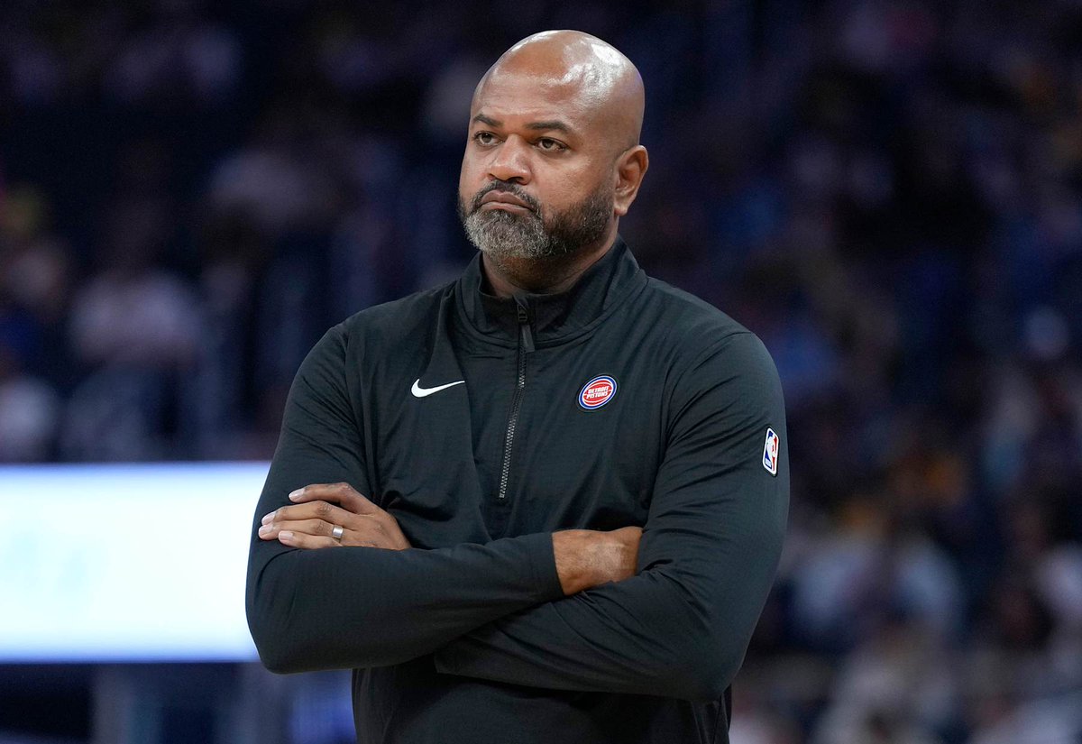 _PlanetNBA_'s tweet photo. ✅ Spoglądam sobie na sociale po meczu Pistons i widzę już, że Jalen Duren jest najsłabszym centrem NBA, Cade Cunningham to jakaś abomonacja bo ma dużo strat a przecież miał być MVP i tym podobnych bzdur...
Nikt nie napisze, że winę za taki stan ponosi trener JB Bickerstaff.
Dlaczego?
Zacznijmy od faktów. Detroit Pistons nie zdobyli pierwszego miejsca na Wschodzie fartem, nie grali przeciwko trzecim składom albo tylko Sacramento. Oni grali z każdym jak równy z równym.
Mało tego, oni dominowali swoją konferencję.
Dlatego też to nie w braku spacingu jest problem. To nie w umiejętnościach Cade'a i Durena jest problem. To nie jest choke.
Pistons po prostu nie mają ŻADNEGO planu "B". Nic. Null.
Orlando Magic nie potrafi grać w ataku równie mocno co Pistons ale wygrywają ponieważ Jamahl Mosley potrafi w PlayOff Defense. Tylko tyle i aż tyle.
Pistons zostali odcięci od pick&roll na linii Cade-Duren i nie potrafią niczego innego wymyślić. Cade rozgrywa KAŻDĄ akcję, jest alfą i omegą w swojej drużynie. 
Dlaczego nikt inny mu nie pomoże?
Kto pozwala mu na taką dominację na piłce?
Taki styl najłatwiej jest bronić.
Albo odciąć Cade'a albo wręcz przeciwnie, zajechać go do końca i nie dopuścić do trafiania całą resztę.
Orlando wybrało tą drugą opcję i Pistons poza Cunninghamem nie posiadają ofensywy.
Jak on ma nie tracić piłek, jeśli ma ją non stop w rękach?
Jak Duren ma zdobywać punkty, skoro jego 80% ofensywy to ELITARNA gra p&r?
Oczywiście, dało by się to ogarnąć u dobrego trenera. Taki Thibs by zajechał wszystkich ale już byśmy mieli rotację na każdego gracza Magic, na każdą zagrywkę. Być może Pistons mieliby 35% z gry.
Ale Magic by mieli 25%
Dlatego chcę dziś oskarżyć JB Bickerstaffa, który robi dokładnie to samo co dwa lata temu w Cleveland, czuli NIC. Tam też Knicks robili z Cavs ci chcieli a on nie reagował mając Mitchella, Mobleya...

Niestety, wynik serii 1-3 to dla Pistons ogromny policzek, jednak nie odpowiadają za niego tylko zawodnicy. Ich też trzeba ustawiać na boisku .

Dlatego proszę Was o roztropność, kiedy będziecie oglądać mecz nr.5
Zobaczycie, że tam w Pistons nie ma ani planu B, ani planu C. Czasami to nawet nie ma planu A😅
