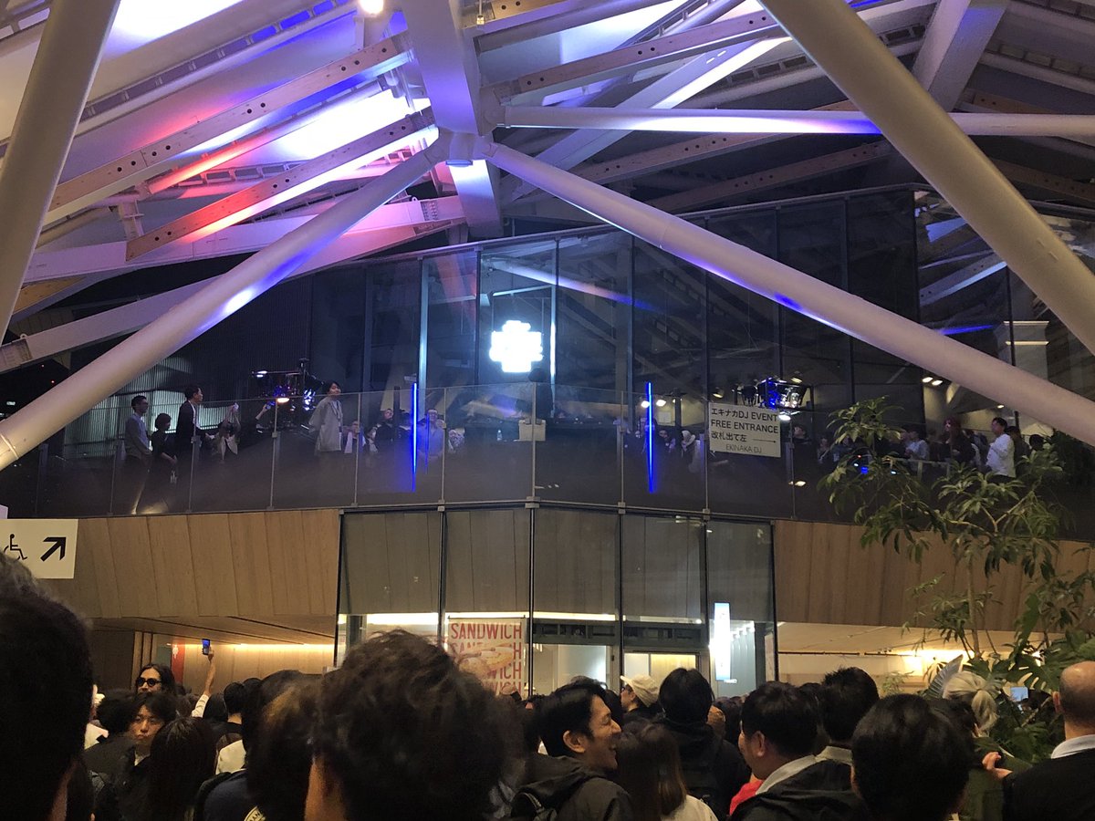 uchaka's tweet photo. 高輪ゲートウェイ
エキナカDJ最終日！ケンイシイさん！
想像以上に人が多くて2階に上がれなかったけど、めっちゃ楽しかった～。一階も大盛り上がり‼️スタッフの方お疲れ様でしたw https://t.co/AMNRDB0Hx7