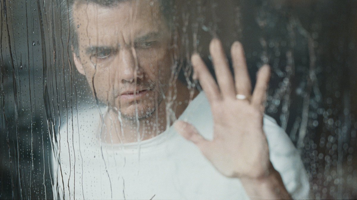 Wagner Moura (O Agente Secreto) e Greta Lee (Vidas Passadas) nas primeiras imagens do suspense 'A Última Casa'.

Na trama, uma família trancada dentro de sua casa, sem saída, deve trabalhar em conjunto para sobreviver.

Estreia em 7 de agosto na Netflix.