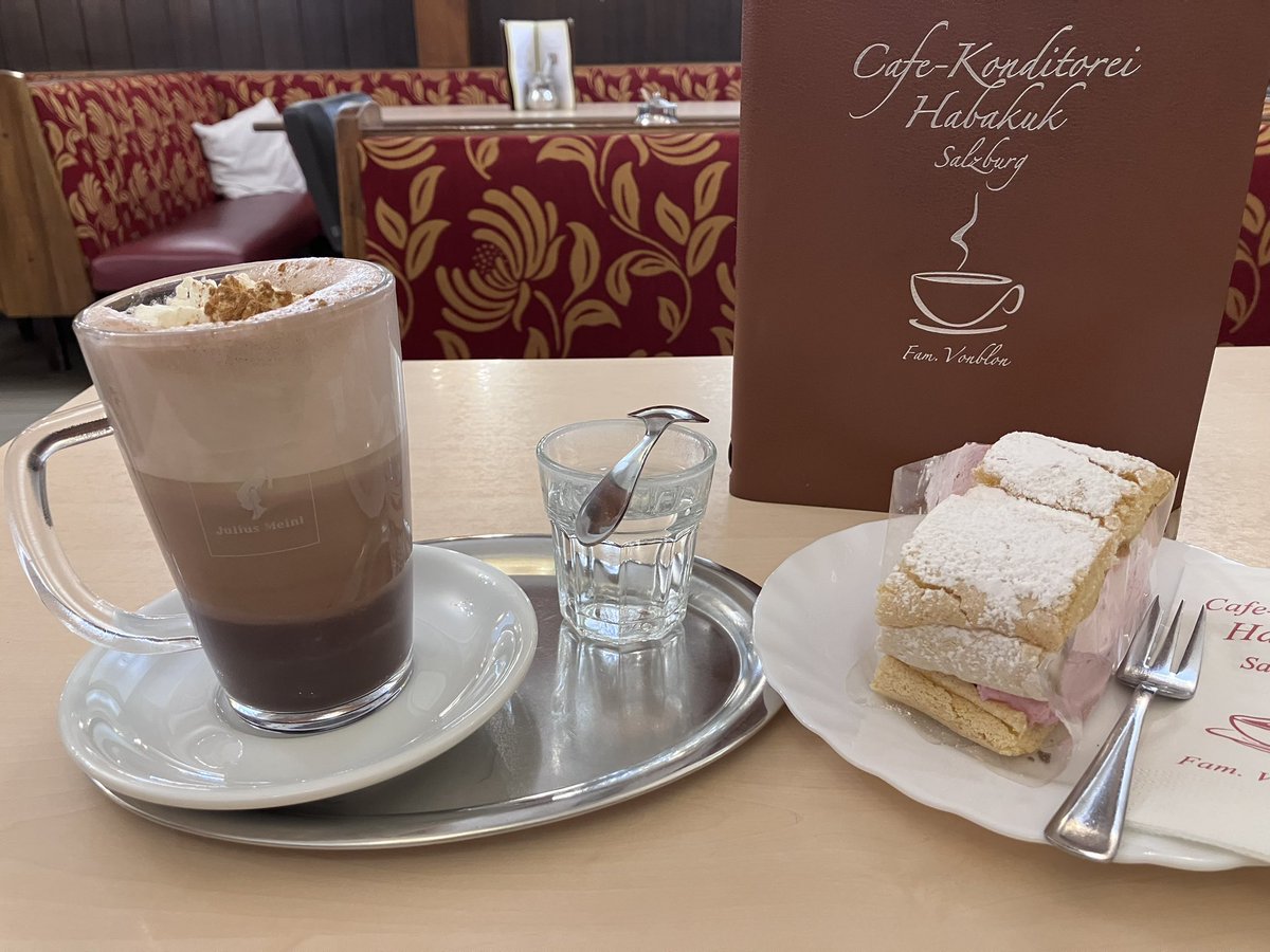 kaffee_jause's tweet image. 新市街地のお気に入りのカフェに行ったぞ
去年もいた背の高い、陽気なかわいいおにーちゃんがいた😊　嬉しい☺️
ピカちゃん撮ってたら隣のマダムにかわいいと褒められた😊
元祖モーツァルトクーゲルも購入。

2026.4.19
#austria #Salzburg #ザルツブルク #ピカチュウ #CaféHabakuk