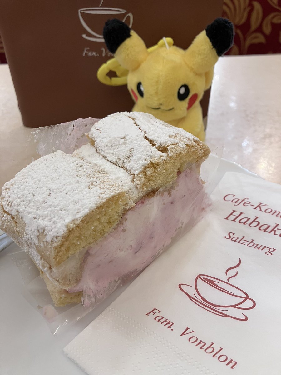kaffee_jause's tweet image. 新市街地のお気に入りのカフェに行ったぞ
去年もいた背の高い、陽気なかわいいおにーちゃんがいた😊　嬉しい☺️
ピカちゃん撮ってたら隣のマダムにかわいいと褒められた😊
元祖モーツァルトクーゲルも購入。

2026.4.19
#austria #Salzburg #ザルツブルク #ピカチュウ #CaféHabakuk