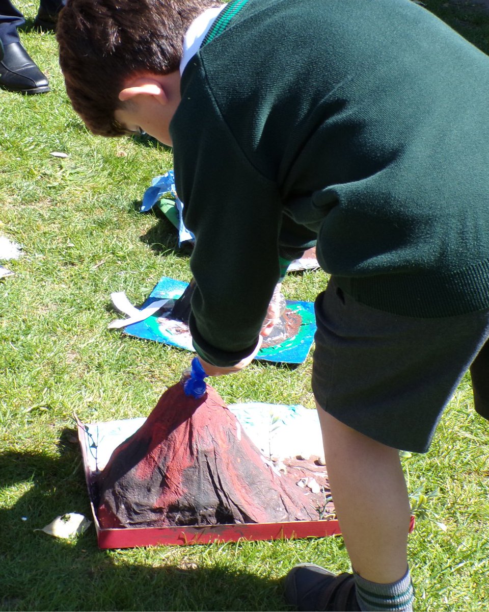 OaklandsSch's tweet image. Year 3 have had an explosive start to their Volcanoes topic! 🌋

Pupils created fantastic model volcanoes, and took them outside to make them erupt! Using fairy liquid, food colouring, and vinegar to create “lava”! 

#OaklandsSchool #Juniors #Loughton #OakTreeSchools