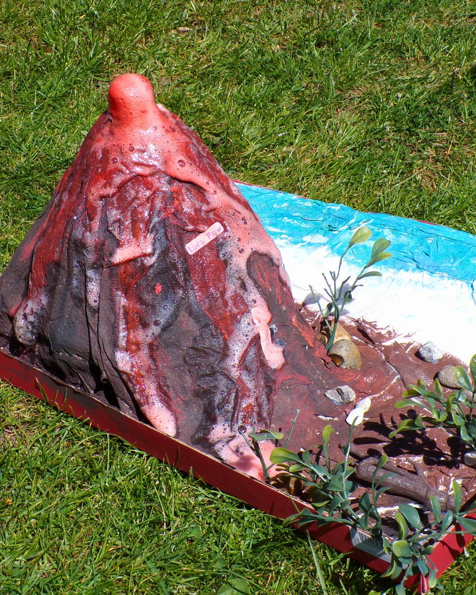 OaklandsSch's tweet image. Year 3 have had an explosive start to their Volcanoes topic! 🌋

Pupils created fantastic model volcanoes, and took them outside to make them erupt! Using fairy liquid, food colouring, and vinegar to create “lava”! 

#OaklandsSchool #Juniors #Loughton #OakTreeSchools