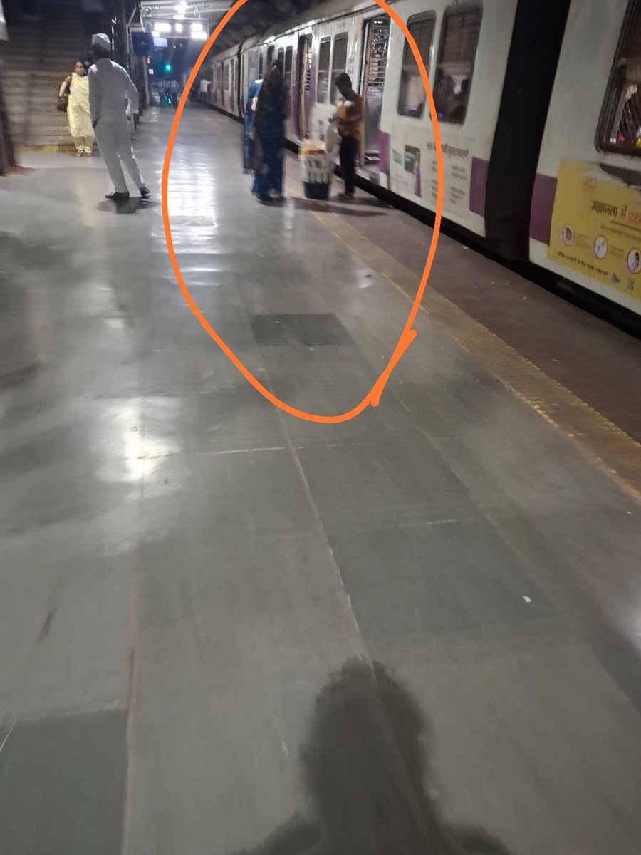 ACrassq's tweet image. tired of informing
kindly #RPF are said to not reply same thing again
photos old and there are
no vendors seen
Without evidence don't state such wrong allegations! @drmbct
And In #nerul railway station front of train coaches and PLATFORM @RailwaySeva
hawkers water selling! Stalls