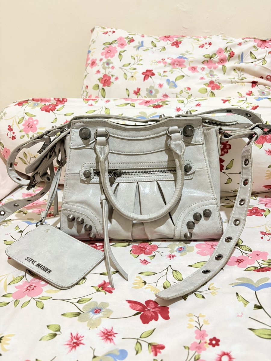 hidingfromna's tweet photo. wts steve madden bcelia grey 475k, masih bagusssss bgtttt, kacanya udh ilang gatau kemana

bag only (udh gaada dustbag), bisa 🍊 https://t.co/RBvCvvIq10