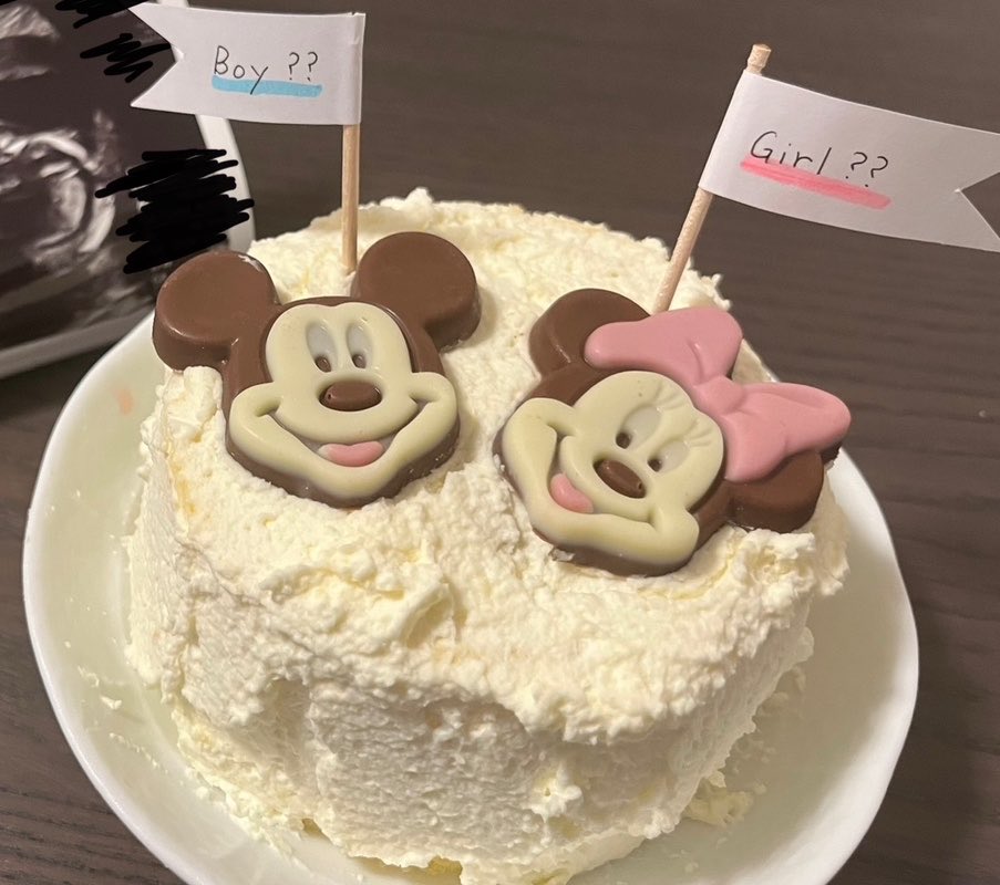 maternitydiary_'s tweet photo. 夫にジェンダーリビール完了🎀🦖
お手軽にローソンのプレミアムロールケーキを使ったものを用意！
初期胎児ドックでは一緒に結果をきいたものの、その後こんなに早くわかるってことは…？！とか思いを巡らせたりしたみたいで、いい反応をしてくれました💓 https://t.co/VBguJe4DKb