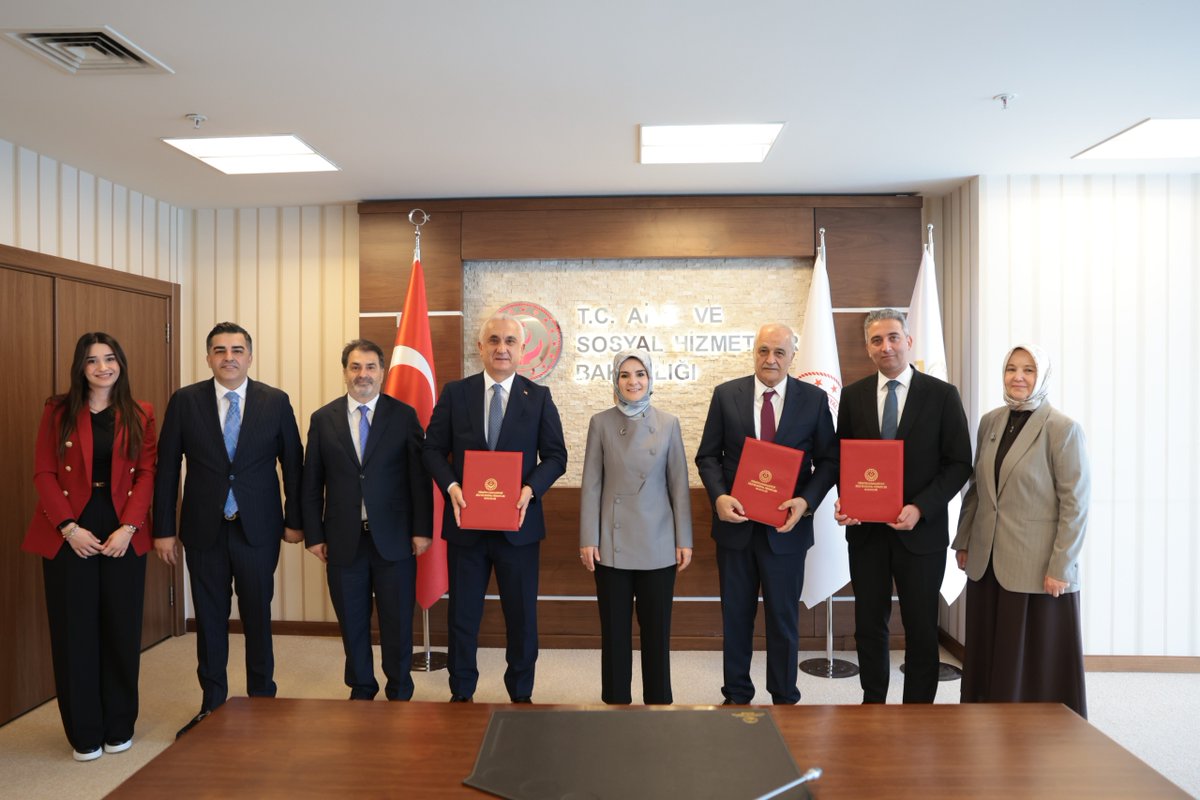 mbdholding's tweet photo. Muş’ta inşa edilecek “Bahattin Demircan Çocuk Evleri Sitesi” için imza protokolü, Aile ve Sosyal Hizmetler Bakanlığı’nda düzenlenen törenle imzalandı. Aile ve Sosyal Hizmetler Bakanı Sayın Mahinur Özdemir Göktaş’ın başkanlığında gerçekleştirilen törende, https://t.co/s1oUQYjkwD