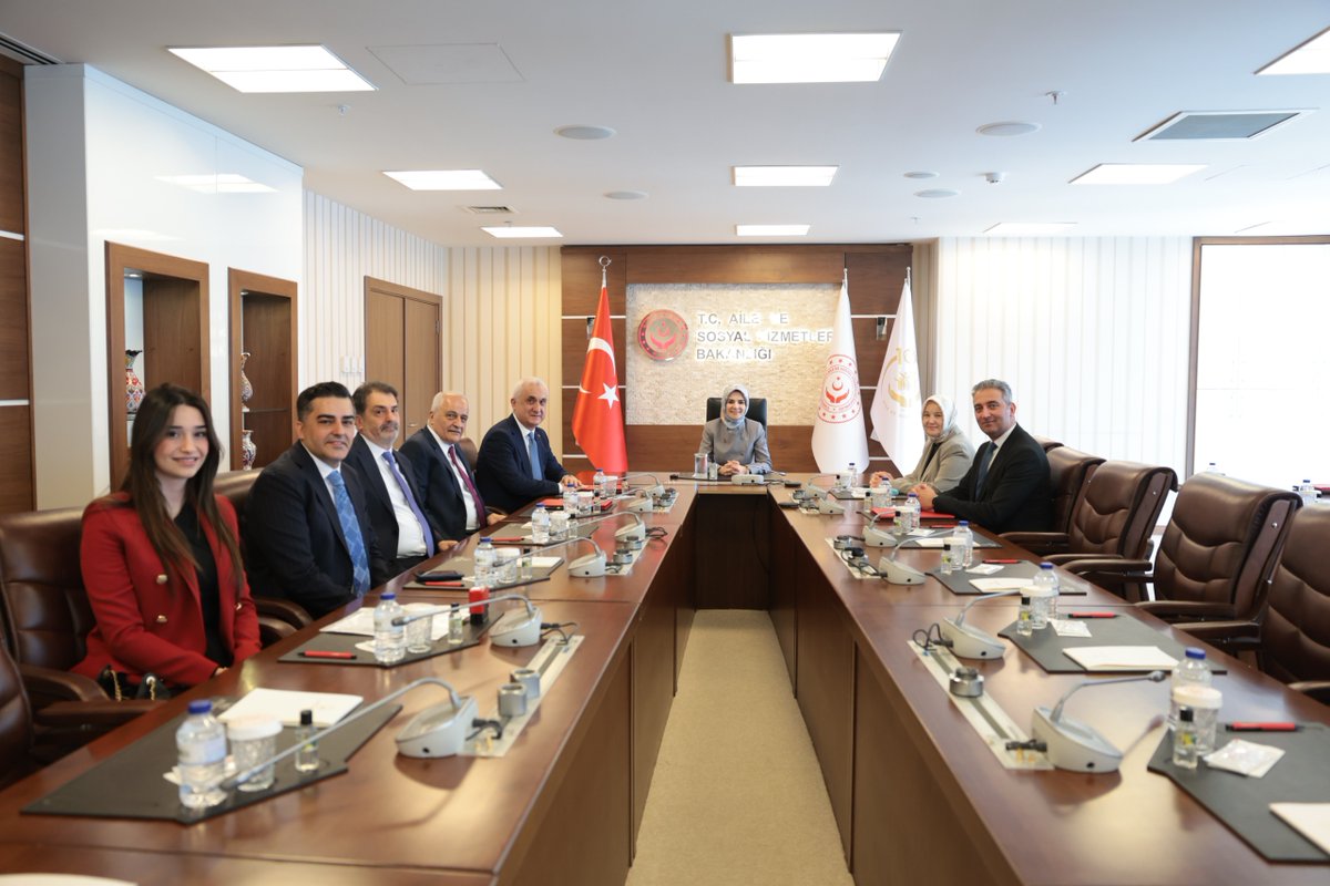 mbdholding's tweet photo. Muş’ta inşa edilecek “Bahattin Demircan Çocuk Evleri Sitesi” için imza protokolü, Aile ve Sosyal Hizmetler Bakanlığı’nda düzenlenen törenle imzalandı. Aile ve Sosyal Hizmetler Bakanı Sayın Mahinur Özdemir Göktaş’ın başkanlığında gerçekleştirilen törende, https://t.co/s1oUQYjkwD