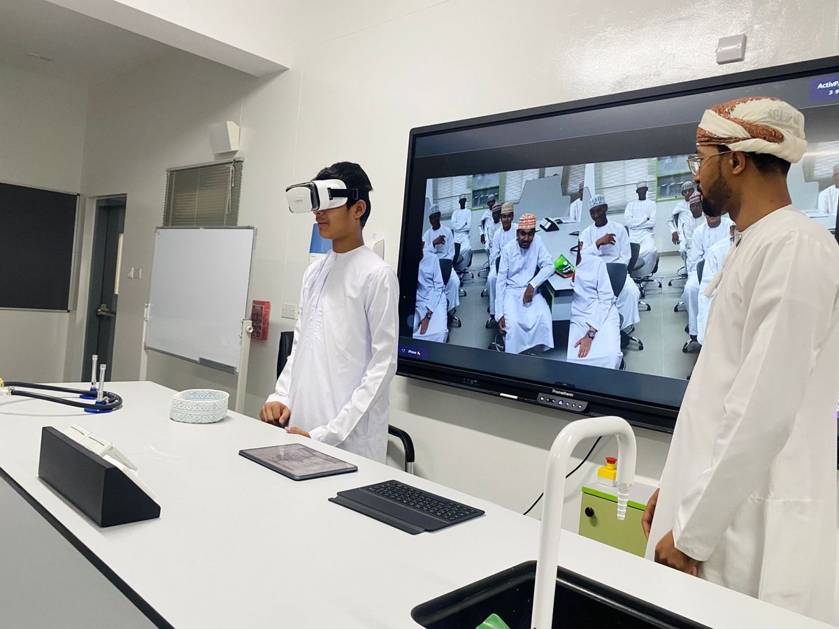 في إطار توظيف تقنيات التعلّم الحديثة في العملية التعليمية
قدّم أ.يوسف الرزيقي درسًا متميزًا في مادة الأحياء بعنوان علم البيئة 
مستخدمًا أساليب تعليمية حديثة وتقنيات تفاعلية أسهمت في تعزيز فهم الطلبة للمفاهيم العلمية
وإيجاد بيئة تعليمية محفزة تجمع بين المعرفة والتطبيق العملي