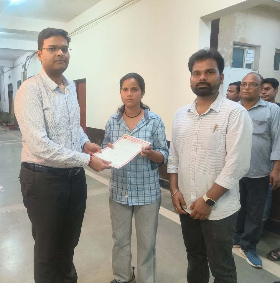 dmgwalior's tweet image. अंकसूची व मूल दस्तावेजों के लिये भटक रही छात्रा को जन-सुनवाई में मिली मदद 

कलेक्टर श्रीमती चौहान ने पहल कर दिलाई अंकसूची 
#students 
#StudentSupport 
#gwalior 
@CMMadhyaPradesh