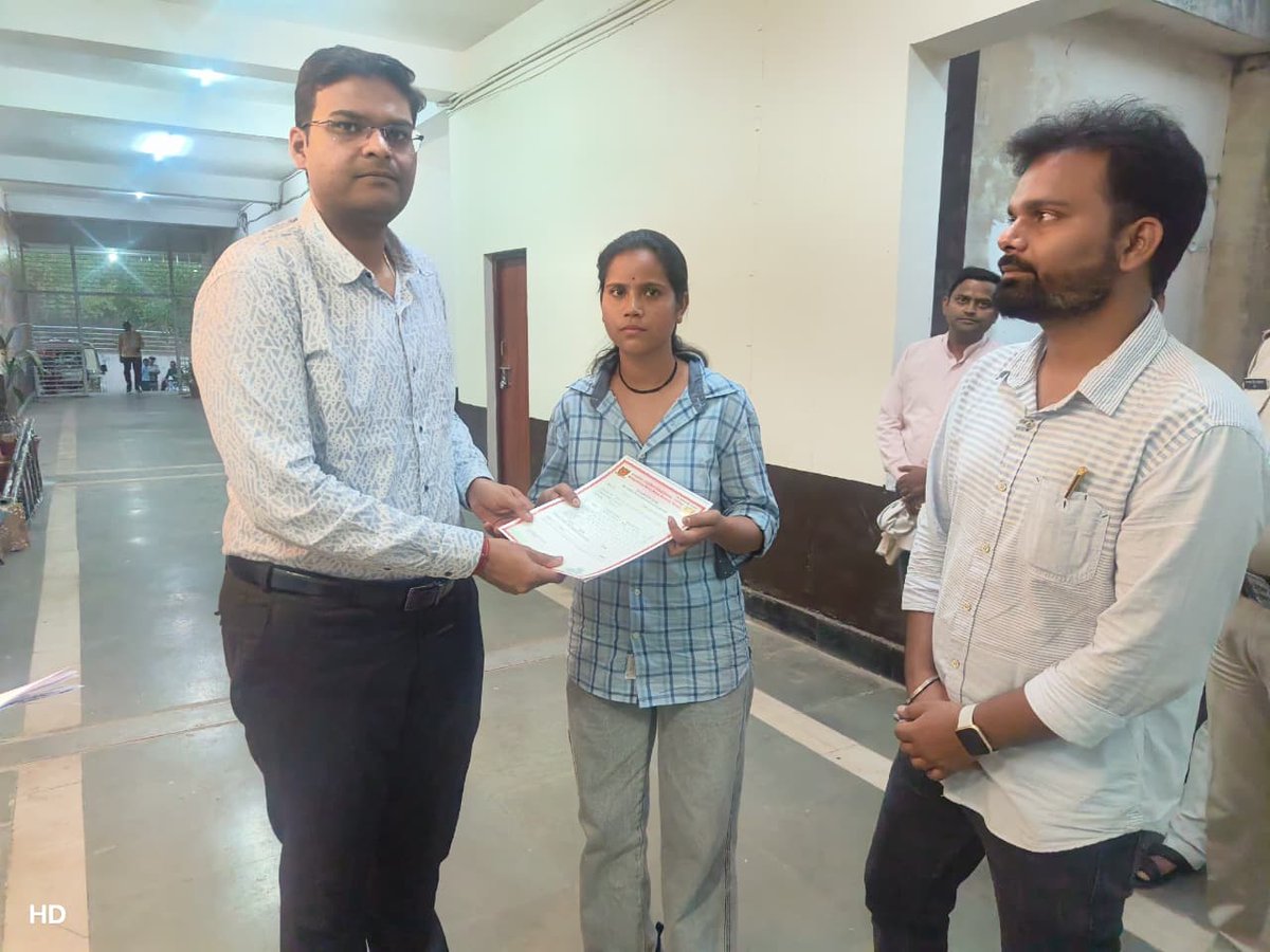 dmgwalior's tweet image. अंकसूची व मूल दस्तावेजों के लिये भटक रही छात्रा को जन-सुनवाई में मिली मदद 

कलेक्टर श्रीमती चौहान ने पहल कर दिलाई अंकसूची 
#students 
#StudentSupport 
#gwalior 
@CMMadhyaPradesh