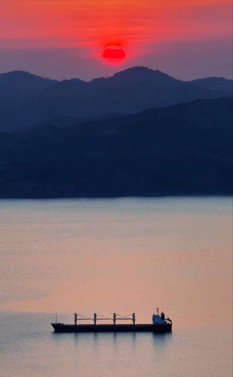 BoatSighting's tweet photo. A friend from Japan sent me this, it’s one of the most beautiful photos I’ve seen this year https://t.co/Tq5epFdO5u