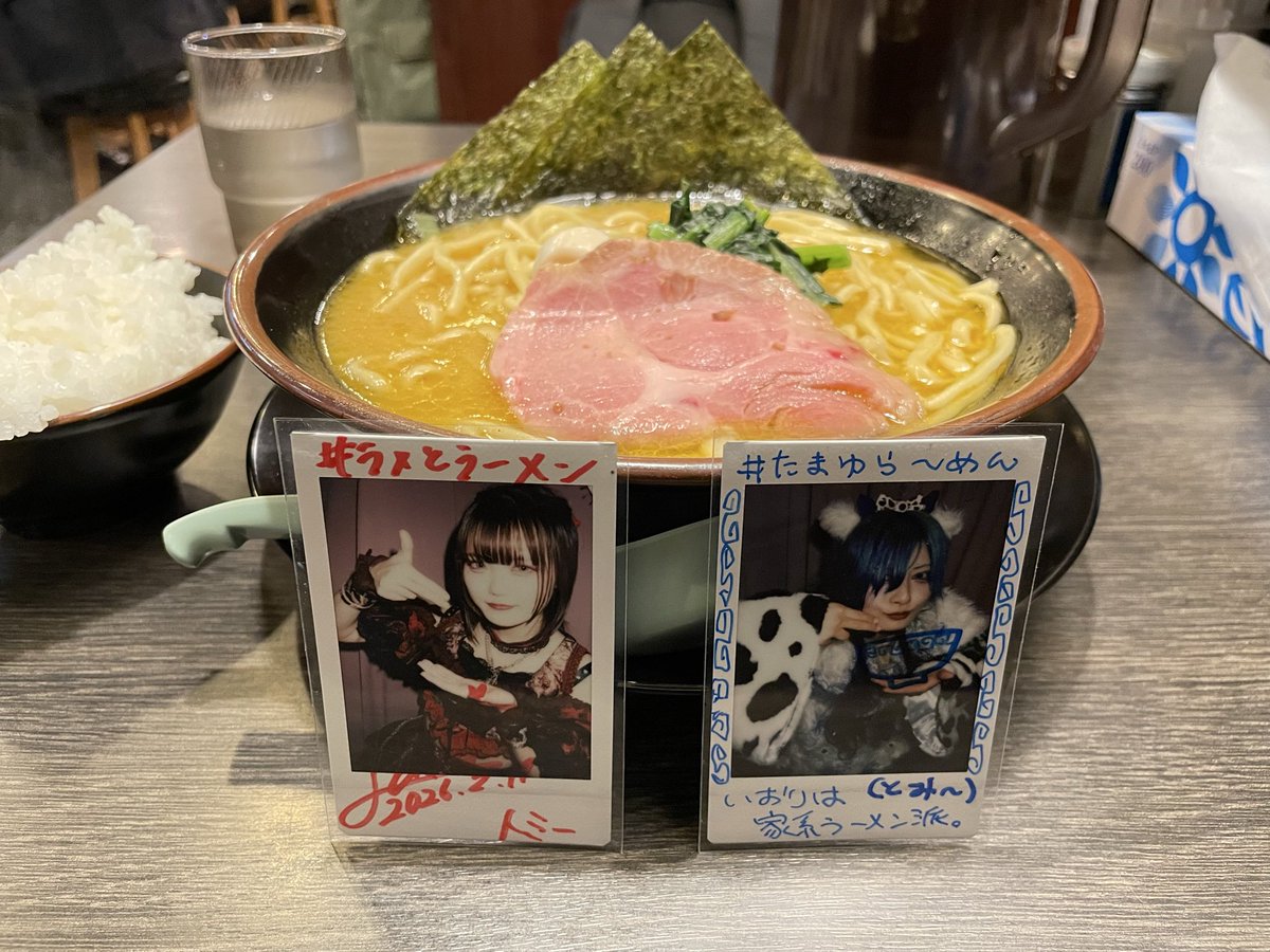 tmkderu's tweet photo. いおりちゃんが好きな家系ラーメンと対決⚔️ ご飯も4杯食べて見事勝利⁈ 家系は生姜🫚入れると美味しいですね😋
#ラメとラーメン #ラメといただきます
#CIRCLECRUSHER #豹牙ラメ #ラメ狂和国
#たまゆらーめん #いおりといただきます
#プランクスターズ #PLANCKSTARS #玉玉響響己鬼黐 #俺たちの青色 https://t.co/dh2DGdINhi