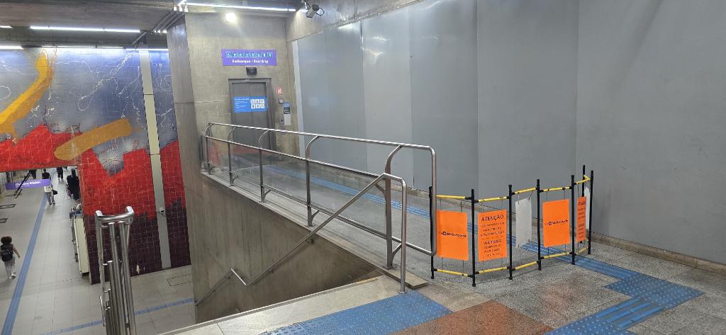 m_edunas's tweet photo. Novamente, a linha lilás de São Paulo dando um mau exemplo de inclusão. Na estação Largo 13 possui apenas 2 elevadores, sem escada rolante e o deficiente fica no prejuízo. 
#sptv #deficiente #mobilidade #metro https://t.co/Bsp1nXsyFr