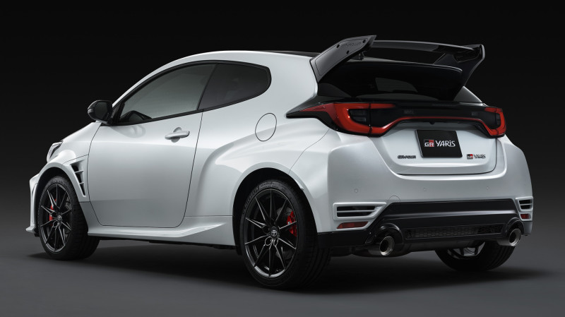 ToyotaPrensa's tweet photo. La revolución más racing de #ToyotaEspaña llega con el nuevo GR Yaris 2026🏎️

😍Versión Aero Pack inspirada en la competición 

💸Precio desde 51.250 €

Caja de cambios manual de seis velocidades y freno de mano vertical👀

Más información: https://t.co/dW1o71Ag1y https://t.co/oqlEr5ultx