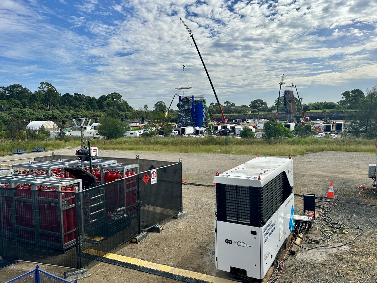 EODev_H2's tweet photo. No #diesel. No #pollution. Just #hydrogen. The results ? 

✅ 5 MWh of 100% clean energy
✅ 21.5 tonnes of CO₂ saved

EODev has powered the base camp of @NetflixAussie latest release: #APEX starring @CharlizeAfrica &amp; @TaronEgerton 

For more info: https://t.co/SA4l3BIFD8 https://t.co/YSI5u7J3ut