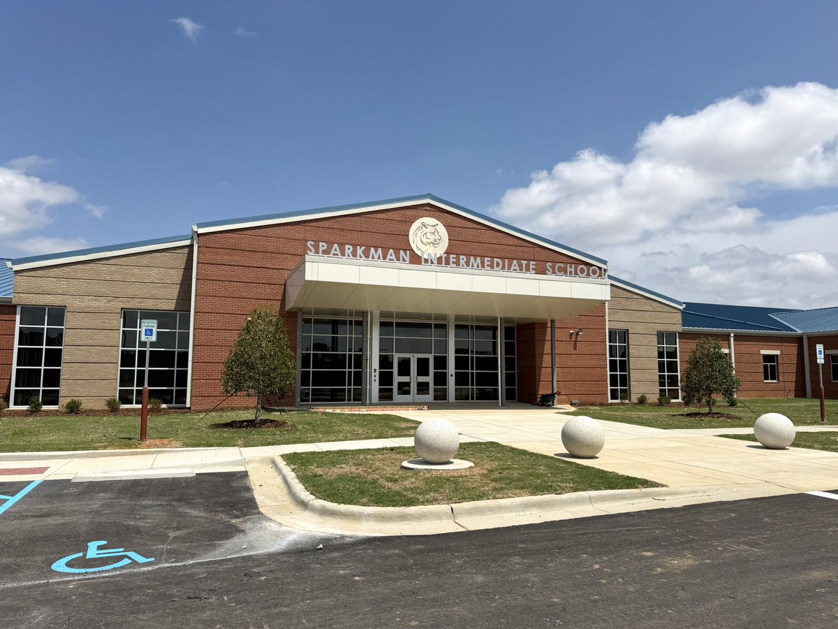 RepHeathJones's tweet photo. The landscaping surrounding Sparkman Intermediate School is coming together nicely! It’s amazing to see how the addition of new trees, shrubbery, sod, and mulch has further enhanced the campus’s visual appeal! 

#MCSSDistrict4 https://t.co/oBD8yMRxnR